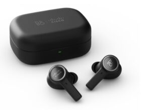 Bang & Olufsen Cisco 950 Earbuds mit geschlossenem Ladecase auf weißem Hintergrund