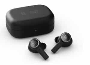 Bang & Olufsen Cisco 950 Earbuds mit geschlossenem Ladecase auf weißem Hintergrund