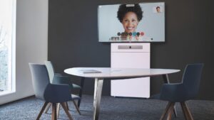 Huddle Room Basic ausgestattet von conference-tv.de inklusive Videokonferenz-Lösung, Medientechnik und Tische, Stühle und Beleuchtung, alles monatlich mietbar