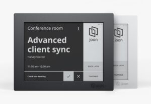 Zwei Joan 6 RE E-Ink-Displays zeigen die aktuelle Raumbelegung für einen Konferenzraum an, mit Informationen zu Termin, Uhrzeit und Teilnehmern, zur transparenten und flexiblen Raumbuchung.
