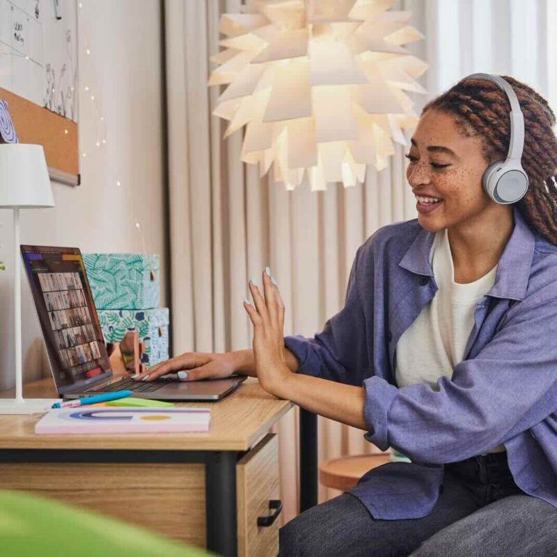 Nutzerin nimmt von zu Hause an einem Cisco Webex Meeting teil und bleibt in das Team eingebunden