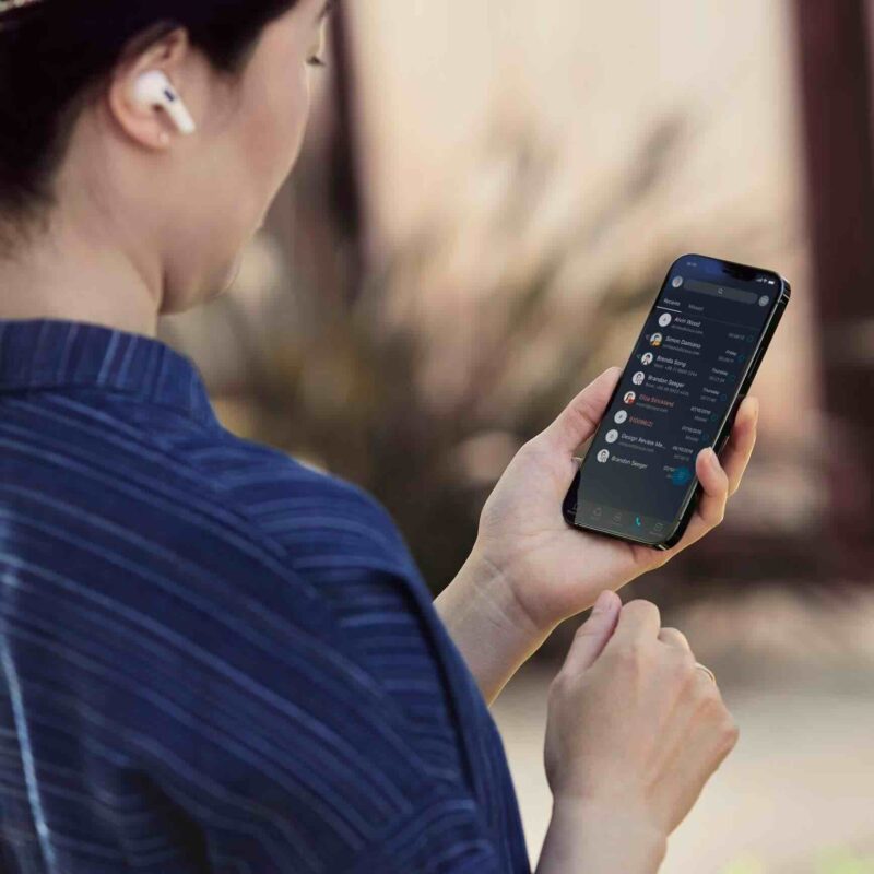 Nutzerin mit Smartphone greift mobil auf Cisco Webex Messaging zu, um unterwegs kommunizieren zu können