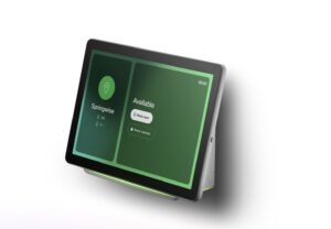 Cisco Room Navigator Wall Touchpanel mit grünem LED-Ring und Anzeige „Available“ auf Touchscreen