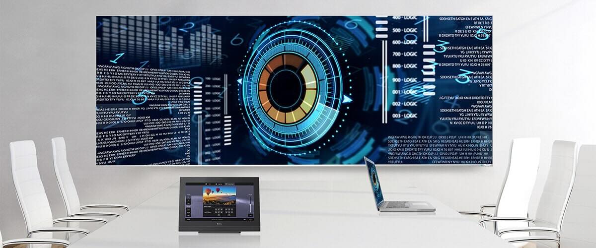 Absenicon C ultrawide 21:9 LED Indoor-Display mit einem Touch-Panel von Crestron zur Steuerung von Meetings