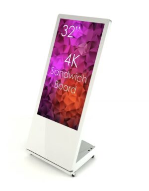 Seitenansicht des weißen SWEDX 32 Zoll 4K Sandwich Boards mit brillanter UHD-Darstellung für den Indoor-Einsatz