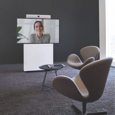 Huddle Lounge inklusive Medientechnik, d.h. mit Beistelltisch, Stühlen und Display sowie Displaystele. Ideal für einen repräsentativen Empfangsbereich. Von conference-tv.de alles zur Miete