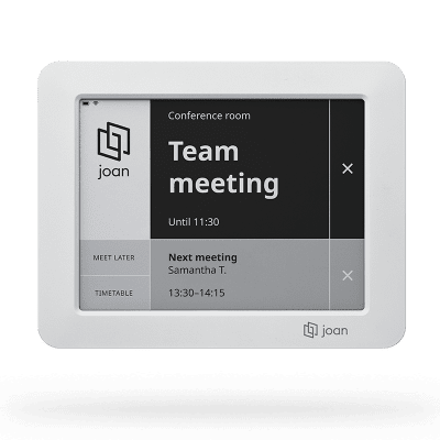 Ein Joan 6 E-Ink-Türschild zeigt den aktuellen Termin „Team meeting“ mit Uhrzeit und Folgebuchungen an, um die Raumbelegung klar zu kommunizieren.