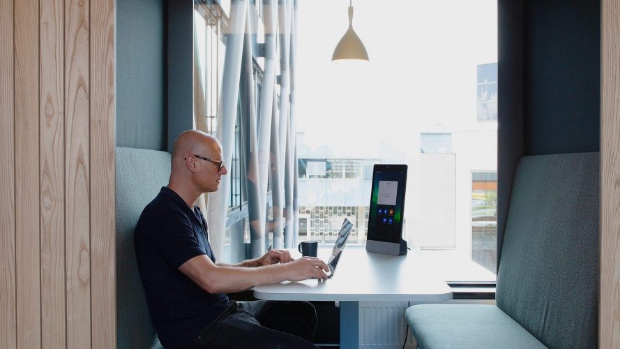 Neat Frame für hybride Videokonferenzen am Arbeitsplatz, im Homeoffice oder unterwegs