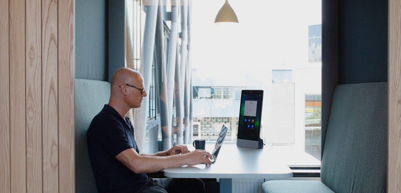 Neat Frame für hybride Videokonferenzen am Arbeitsplatz, im Homeoffice oder unterwegs