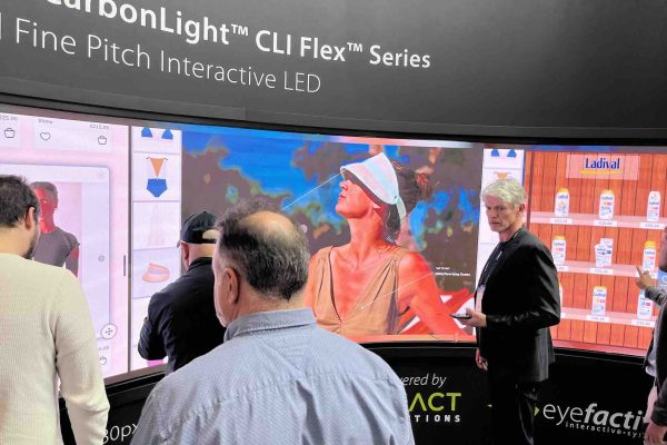 Die Leyard Planar CarbonLight CLI Flex Serie bietet flexible LED-Displays, die für gebogene Videowände in konkaver oder konvexer Form eingesetzt werden können.