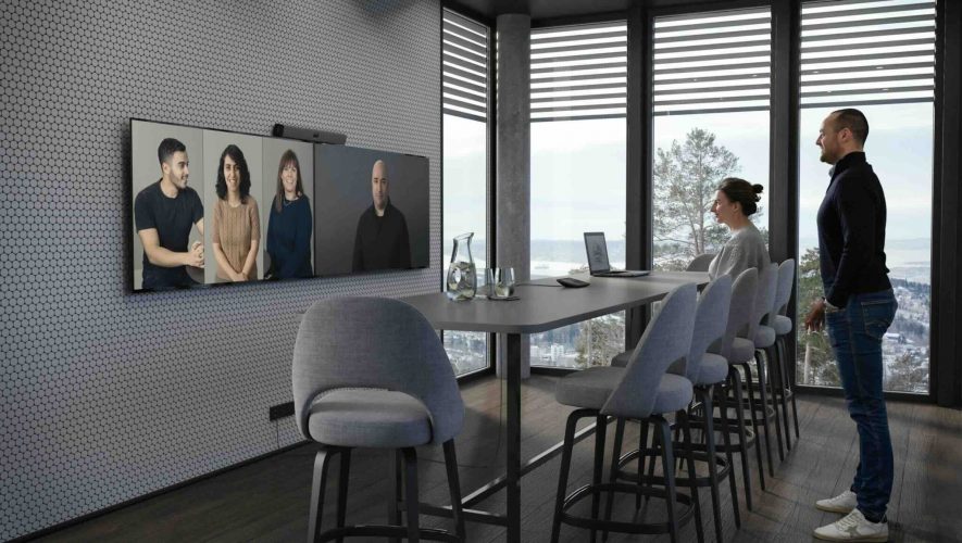 Hybrider Besprechungsraum mit Neat Bar, Wanddisplay und moderner Möblierung für professionelle Videokonferenzen in kleinen Meetingbereichen