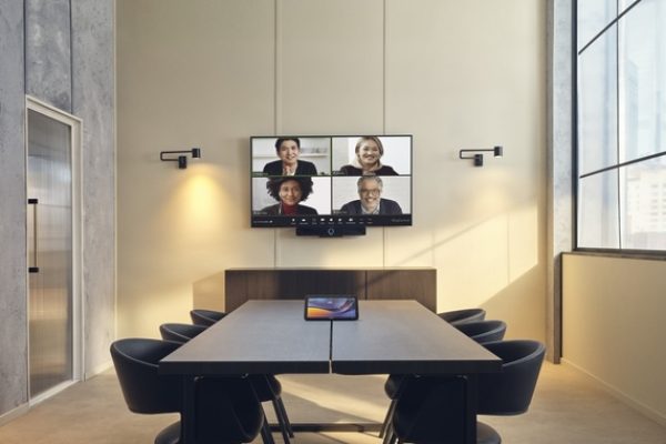 Mittlerer Besprechungsraum mit Epos Expand 5 Videobar und Touch-Controller