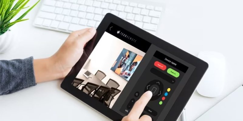 Tablet mit Sony TEOS Oberfläche zur Steuerung von Konferenztechnik im Besprechungsraum