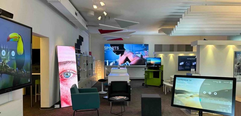 Moderner Showroom von conference-tv in Hamburg mit interaktiven Displays, Videokonferenztechnik und digitalen Präsentationslösungen.