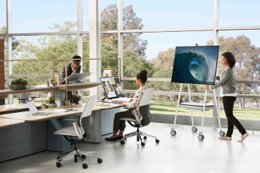 Microsoft Surface Hub 2S 50 Zoll mobile Teamarbeit