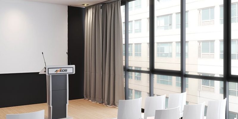 "Das Axeos Neonyx Touch Lift Rednerpult kombiniert elegantes Design mit einem 19,5 Zoll Touchscreen und elektrischer Höhenverstellung. Perfekt für interaktive Präsentationen. Umweltfreundliches Material, ideal für Konferenzen und Events."