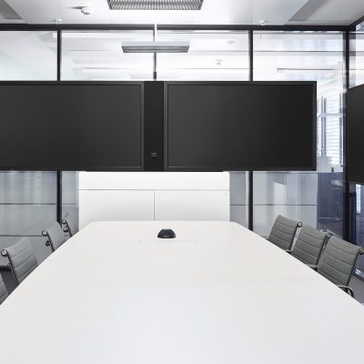holzmedia-medienstele-w8-ein-bis-zwei-displays
