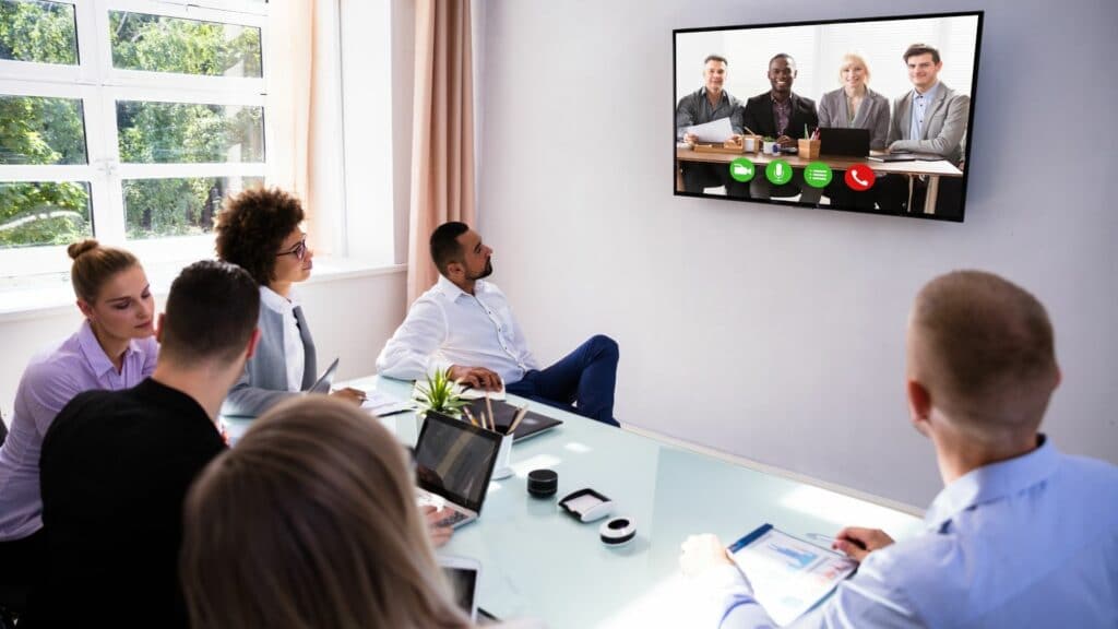 Videokonferenz Meeting mit Videokonferenz-Lösung von ZOOM, Display, Mediensteuerung und Medienmöbeln, alles as a Service