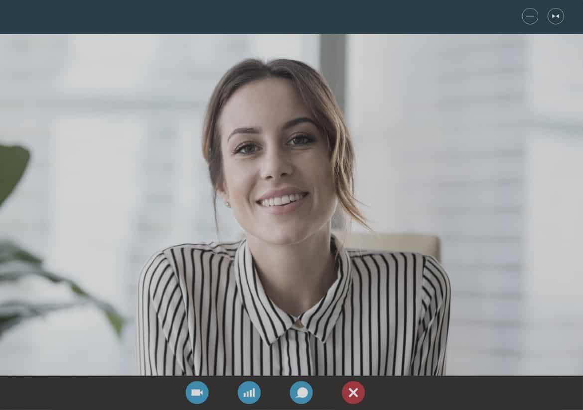 Frau lächelt in Videokonferenz