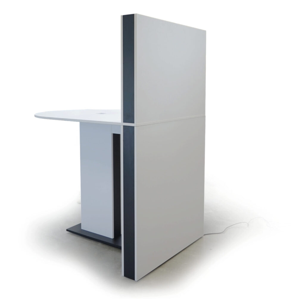 Technische Ausstattung Vistono Talk: Zwei Steckdosen unter dem Tisch, eine Sechsfachsteckdose in der Stele und ein Kabeldurchlass sorgen für optimale Stromversorgung.