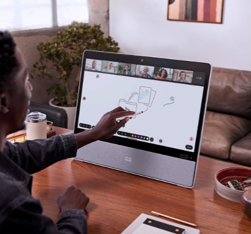 Interaktive Whiteboard-Funktion auf dem Cisco Desk bei kollaborativer Arbeit mit Touchscreen und Stylus-Eingabe.