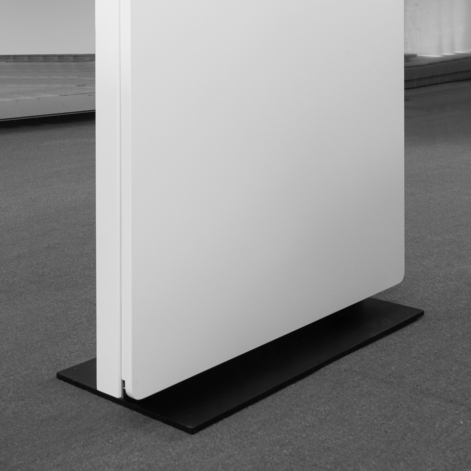 holzmedia-uc-displaystele-w6-l-fuss holzmedia-uc-displaystele-w6-l-fuss