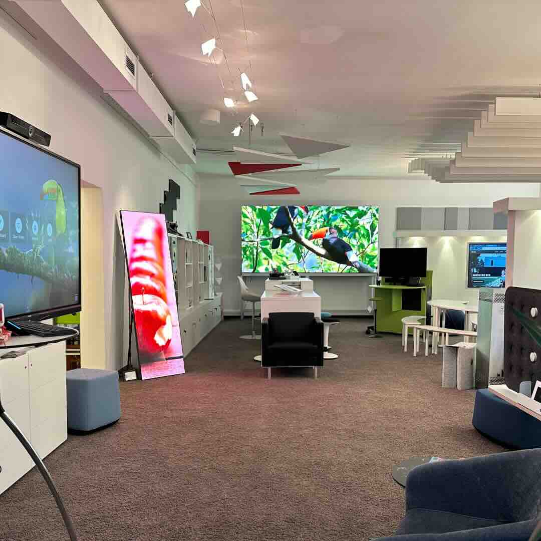 Erleben & testen Sie Medientechnik namhafter Hersteller wie Poly oder Logitech in unseren conference-tv Showrooms