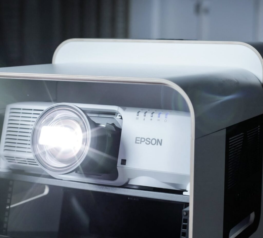 Artome X20 - Leistungsstarker Projektor: Mit einer Helligkeit von 7000 bis 10000 Lumen geeignet für helle und anspruchsvolle Umgebungen. Anpassungsfähig: Kompatibel mit unterschiedlichen Objektiven, um sich jeder Projektionsumgebung anzupassen.