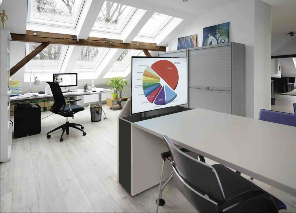 Vistono SOLO kombiniert modernste Technologie mit maximaler Flexibilität. Das modulare Design erlaubt individuelle Anpassungen, wie die Wahl zwischen Modellen mit oder ohne Rollen. Dank des ausfahrbaren Bildschirmsystems, das Displays bis zu 86 Zoll unterstützt, ist es ideal für Konferenzen, Präsentationen oder hybride Meetings. Für noch mehr Möglichkeiten kann Vistono SOLO auch mit zwei Displays ausgestattet werden.