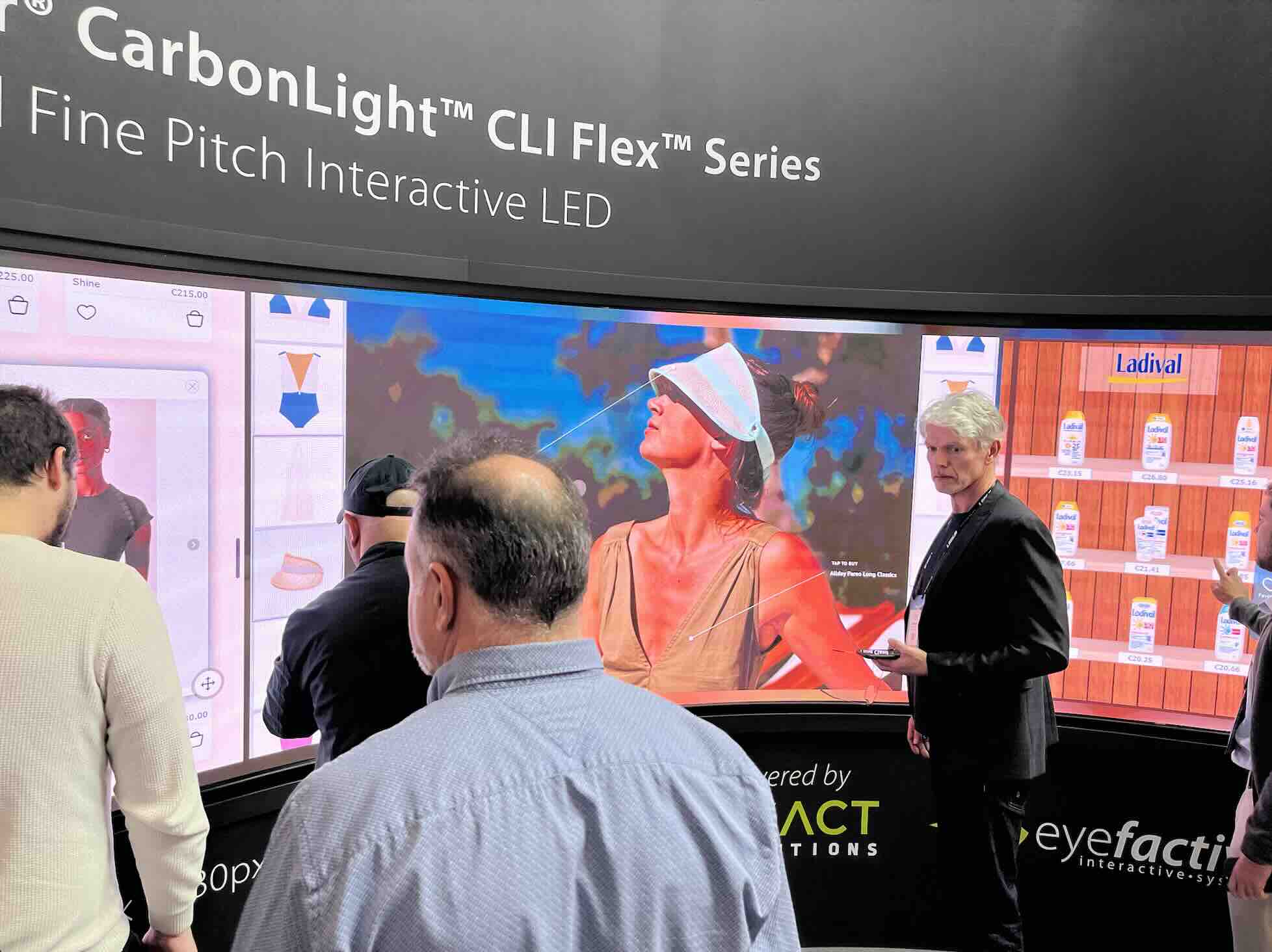 Die Leyard Planar CarbonLight CLI Flex Serie bietet flexible LED-Displays, die für gebogene Videowände in konkaver oder konvexer Form eingesetzt werden können.