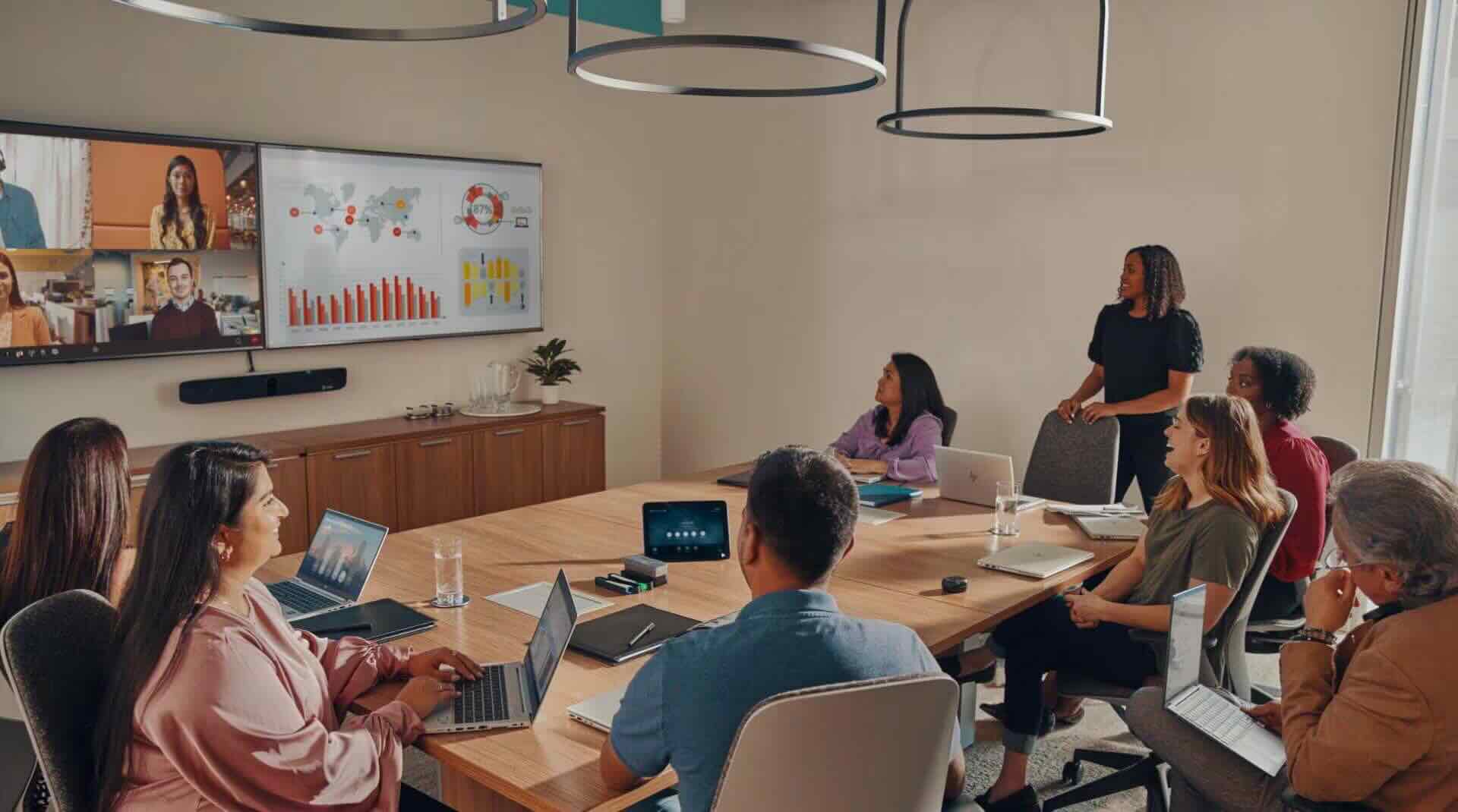 Poly Studio X72 – Premium All-in-One-Videobar für große Konferenzräume