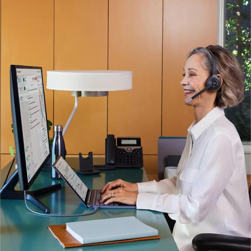 Mitarbeiterin nutzt das Cisco Webex Contact Center für digitalen Kundenkontakt über mehrere Kanäle.
