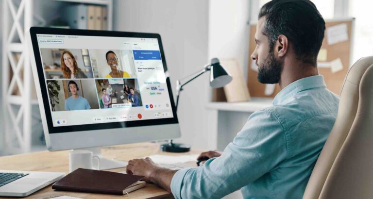 Mitarbeiter nimmt an einer Cisco Webex Videokonferenz am Desktop teil und nutzt Kamera und Mikrofon