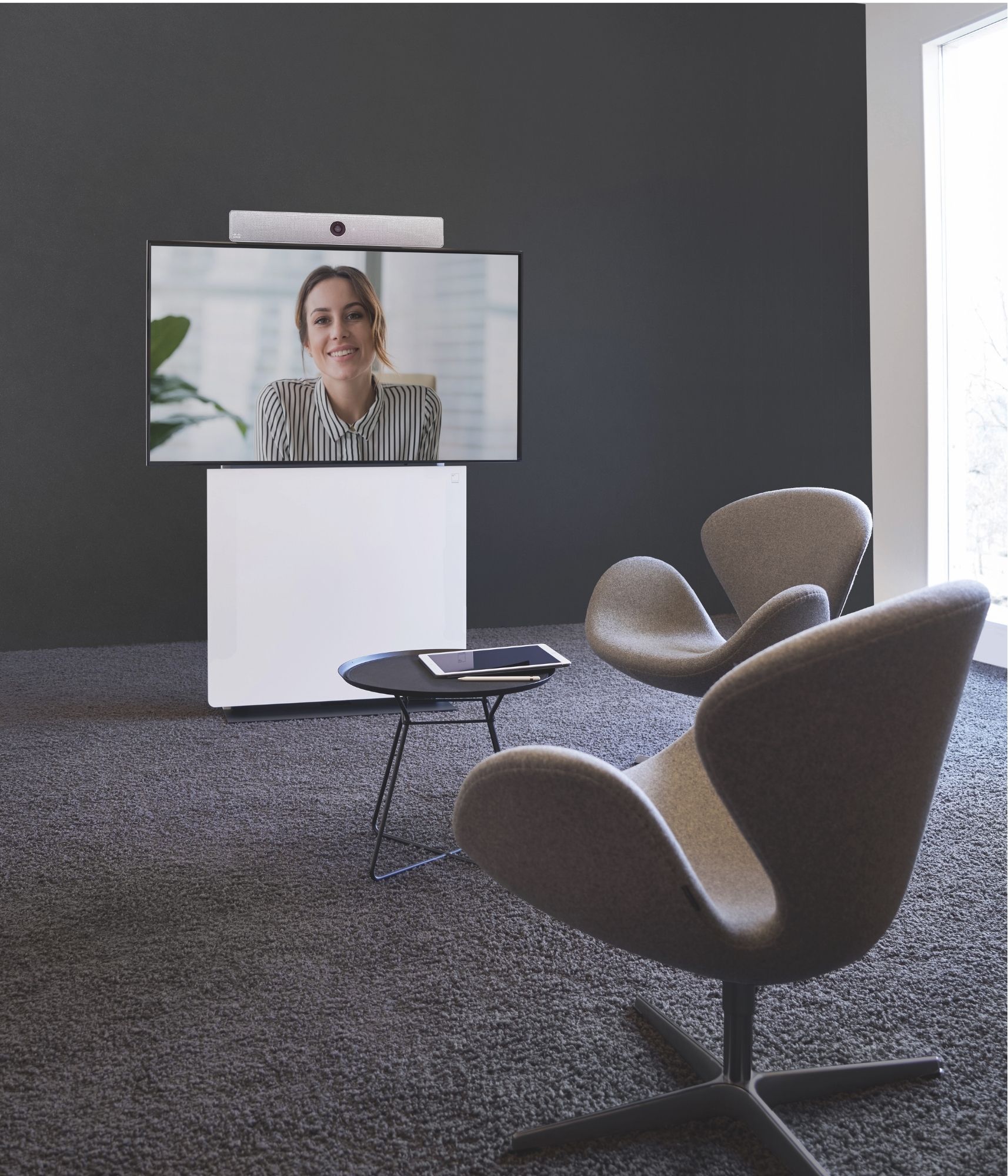 Huddle Lounge inklusive Medientechnik, d.h. mit Beistelltisch, Stühlen und Display sowie Displaystele. Ideal für einen repräsentativen Empfangsbereich. Von conference-tv.de alles zur Miete