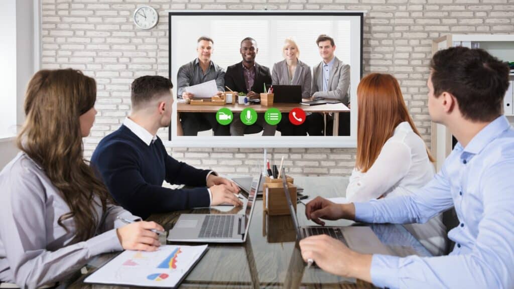 Videokonferenz-Lösung, Hardware wie Display, Kamera, Mikrofone, Mediensteuerung und Medienmöbel as a Service von conference-tv.de