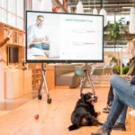 CTOUCH Neo mit mobilem Geräteständer für flexible Meetings, Vorlesungen & Videokonferenzen