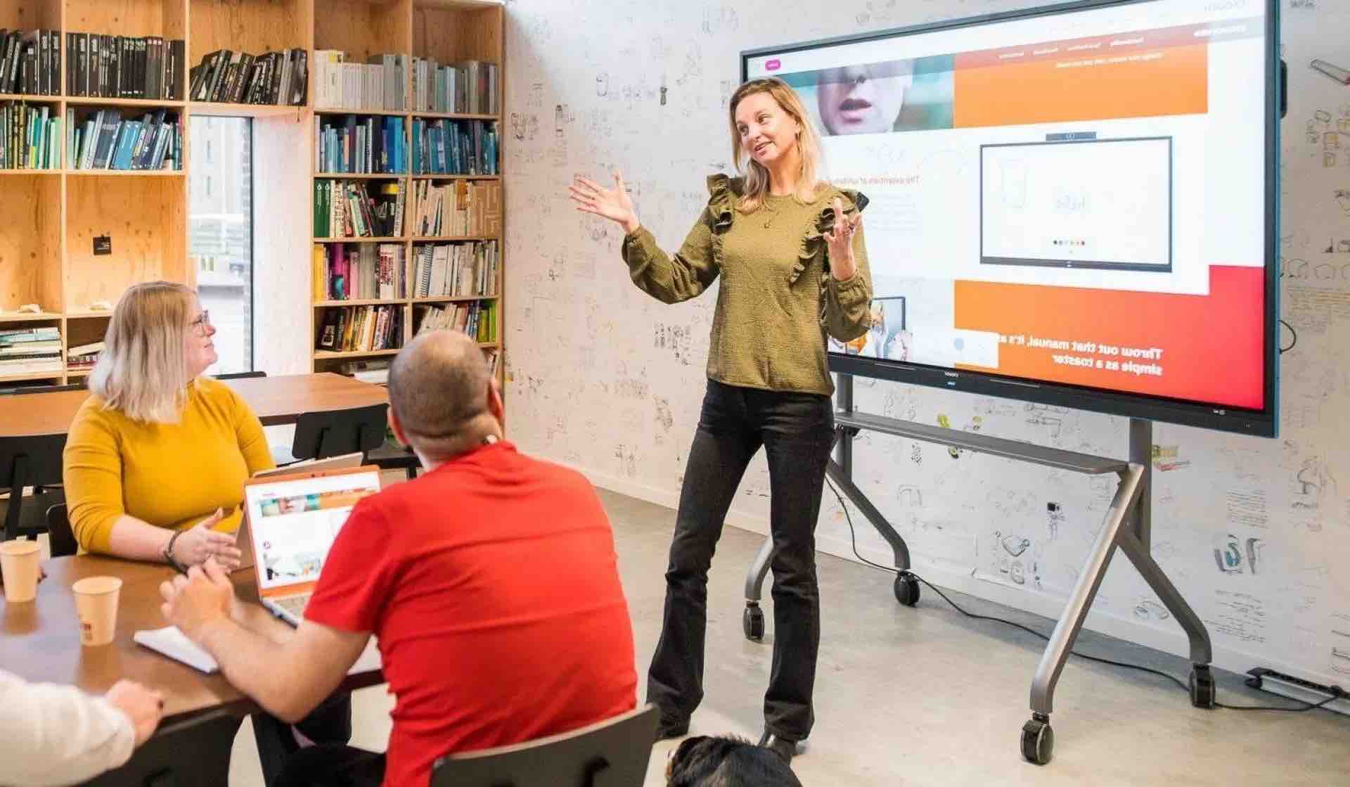 ctouch-neo-whiteboard-mit-mobilem-geraetestaender CTOUCH Neo für KMU & Hochschule mit Geräteständer oder höhenverstellbarer Wandhalterung