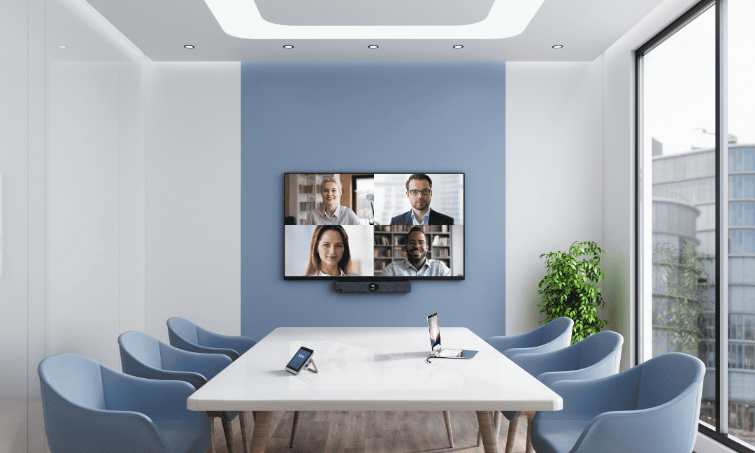 Moderner Besprechungsraum mit Videokonferenz auf großem Display – sechs Stühle, helles Tageslichtambiente