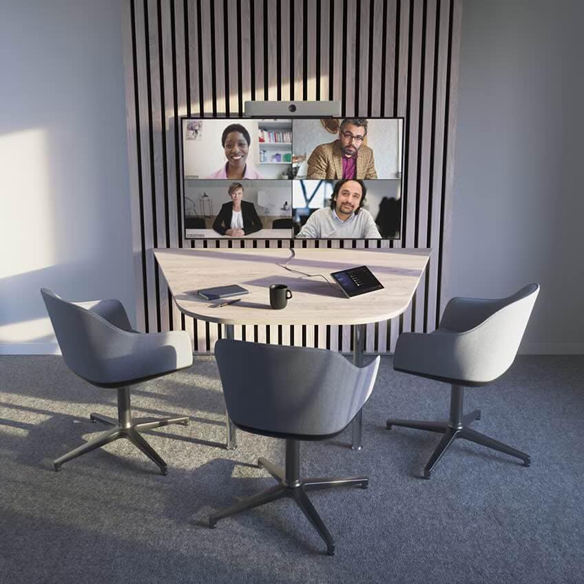 Cisco Room Bar – Codec-basierte Videobar für professionelle Huddle-Räume Ein kompakter Huddle-Room mit vier modernen Stühlen, Wanddisplay und integrierter Cisco Room Bar für videobasierte Teamkommunikation in kleinen Besprechungszonen, ideal für hybride Zusammenarbeit.