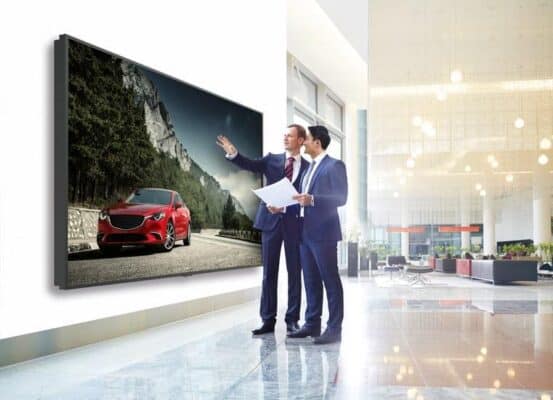 Sharp LCD-Display für Digital Signage mit 8K Auflösung für den Empfangsbereich, Messen, Ausstellungen etc.