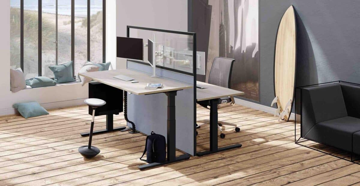 Höhenverstellbarer Doppelarbeitsplatz mit unterschiedlichen Sitzmöglichkeiten, Palmberg