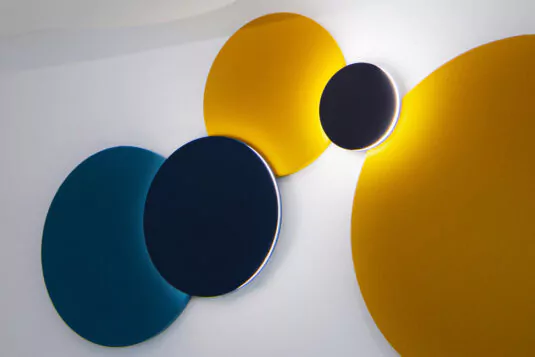 Raumakustik an der Wand, mit Licht