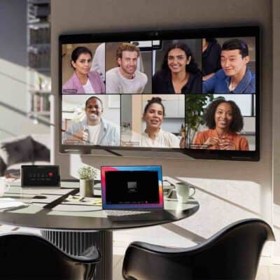 Videokonferenz mit dem Cisco Board Pro und Touch Controller in einem modernen Besprechungsraum mit Webex Rasteransicht