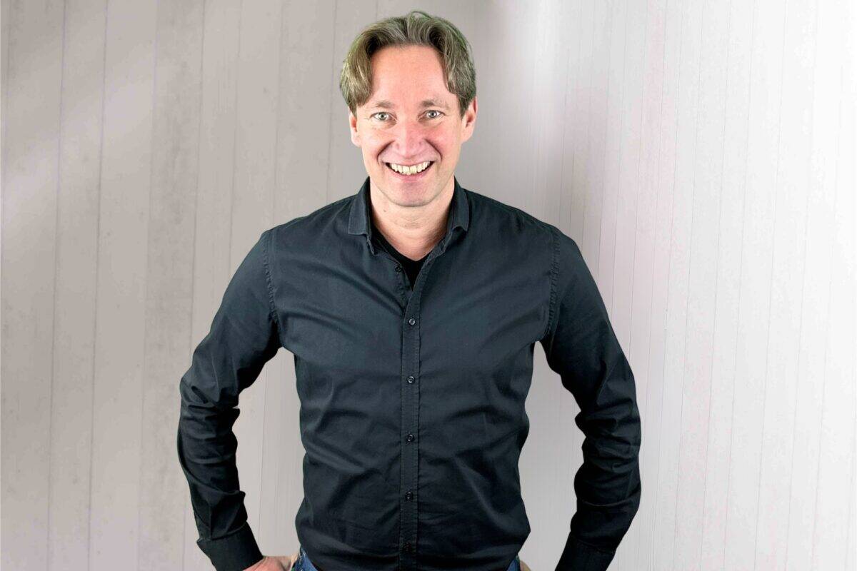 Porträtfoto von Sven Fröhlich, Geschäftsführer von conference-tv, mit Schwerpunkt auf Planung und Konzeption von medientechnisch ausgestatteten Arbeitsumgebungen für Unternehmen, Behörden und Verwaltungen – inklusive AV-Integration, Ausschreibungen und Standortentwicklung.