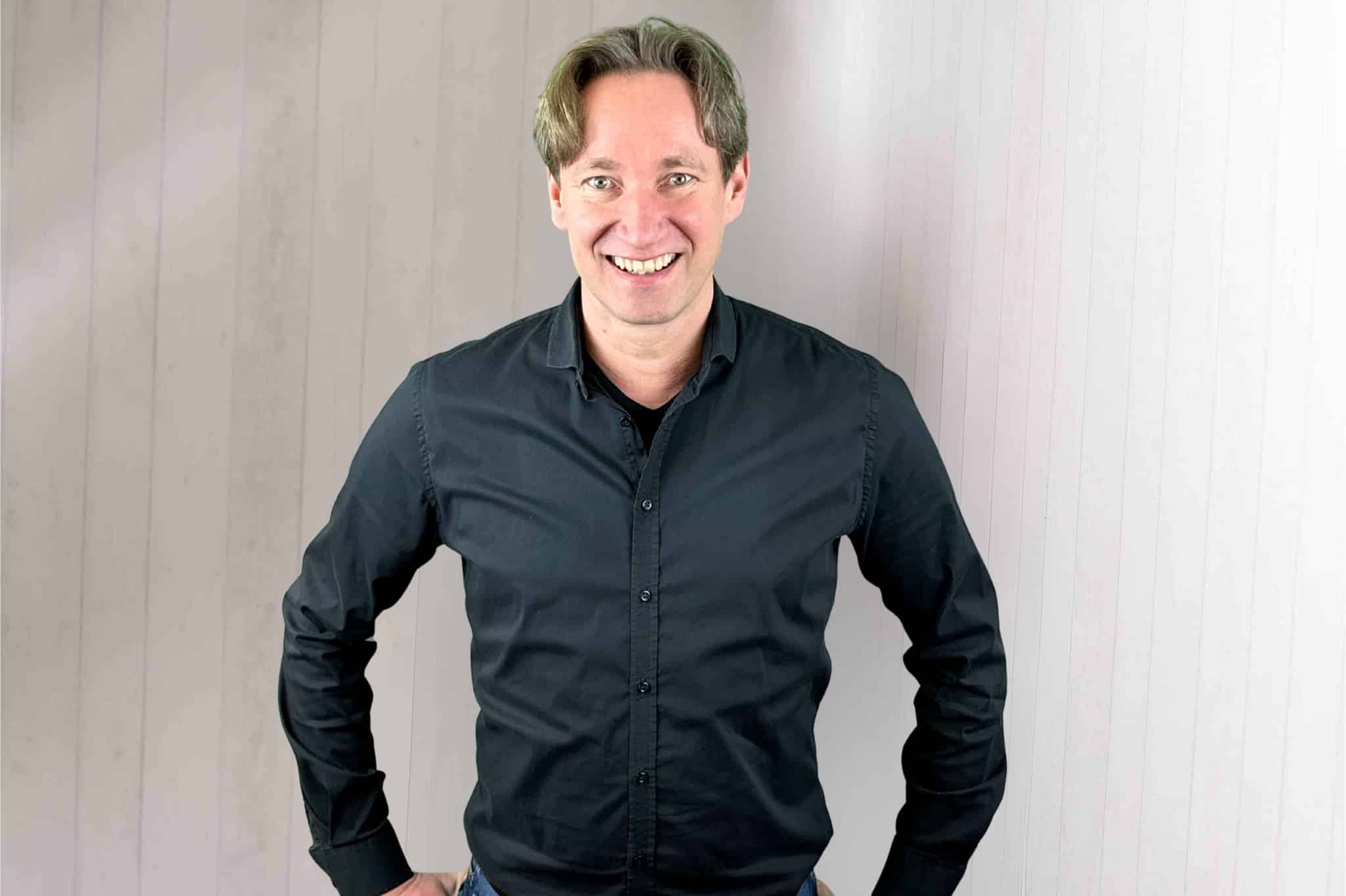 Porträtfoto von Sven Fröhlich, Geschäftsführer von conference-tv, mit Schwerpunkt auf Planung und Konzeption von medientechnisch ausgestatteten Arbeitsumgebungen für Unternehmen, Behörden und Verwaltungen – inklusive AV-Integration, Ausschreibungen und Standortentwicklung.