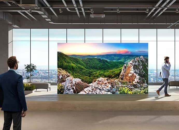 Moderne LED-Videowand mit brillanter Bildqualität im Eingangsbereich, ideal für beeindruckende Digital-Signage-Anwendungen.