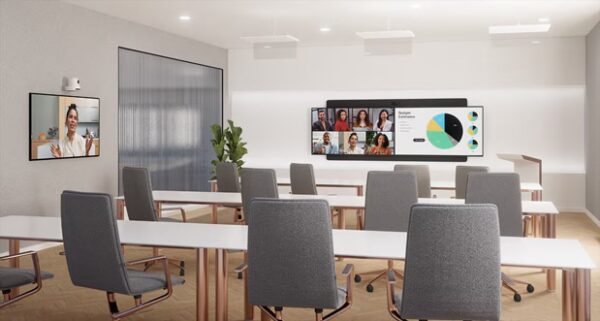 Ein modern eingerichteter Schulungsraum mit mehreren Sitzplätzen, großem Front-Display und integriertem Cisco Room Kit EQX System, ideal für digitale Bildungsformate, hybride Unterrichtsszenarien und Fernlehre.
