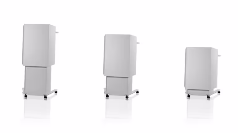 Das Fröscher Rednerpult PSL 1 wird in drei unterschiedlichen Höhen gezeigt und steht jeweils auf einem rollbaren Sockel – ideal für flexible Präsentationsumgebungen mit wechselnden Referenten und ergonomischen Anforderungen.