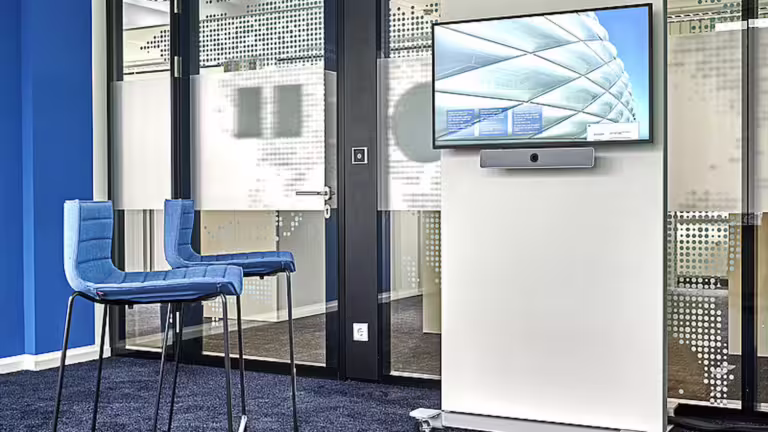 Fröscher Mico Slim: Mit zwei Bodenplattenoptionen ermöglicht sie eine vielseitige Platzierung im Raum. Das neutrale und elegante Design kann optional, dank eines Fahrwerks, auch mobil sein. Die einfache Integration von Technik macht die Installation sauber und standardisierbar, mit Kabelableitung durch die Bodenplatte oder unterhalb der Rückwand.
