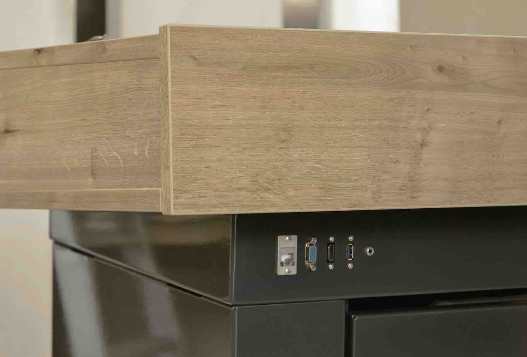 Conen Technik-Rednerpult 1: bietet Platz für 19"-Technik (8HE) im abschließbaren Unterschrank und verfügt über praktisches Kabelmanagement sowie Anschlussfelder (HDMI, USB, LAN, Audio, Steckdose). Mobil durch Leichtlaufrollen, individuell konfigurierbar und in verschiedenen Dekoren erhältlich, ist dieses Pult nicht nur funktional, sondern auch optisch flexibel anpassbar.